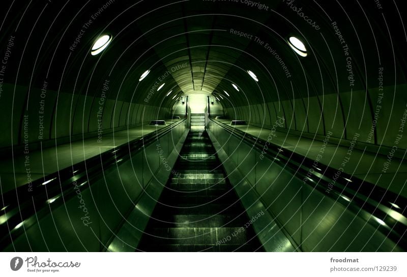Untergrundbewegung London Underground U-Bahn Tunnelblick tief Rolltreppe Matrix grün Licht Zukunft Zeit Zeitreise Fluchtpunkt dunkel Hölle Großbritannien