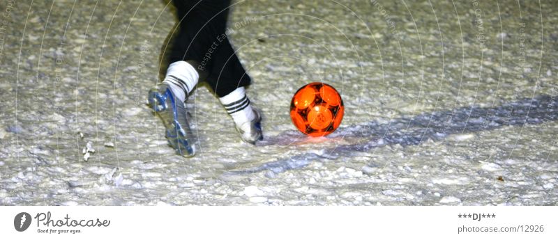 snowsoccer Spielen Schuhe Noppe üben Sport Schnee Fußball Ball Sport-Training orange Beine uneben Wintersport rot rennen laufen 1 Fußballschuhe Detailaufnahme