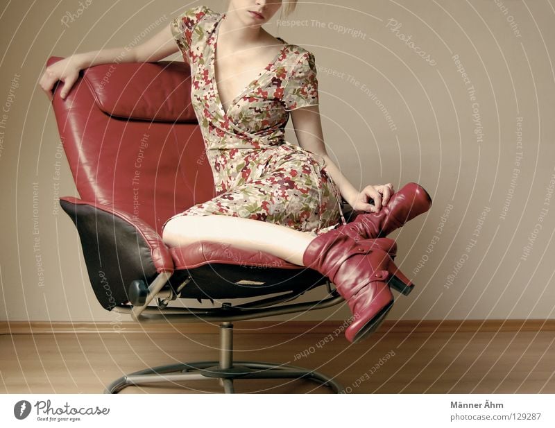 Schwiegermuttersessel Körperhaltung Frau Sessel Leder Schuhe Blume Kleid Bekleidung Stiefel rot mehrfarbig Möbel lümmeln hocken Oberschenkel Unterschenkel