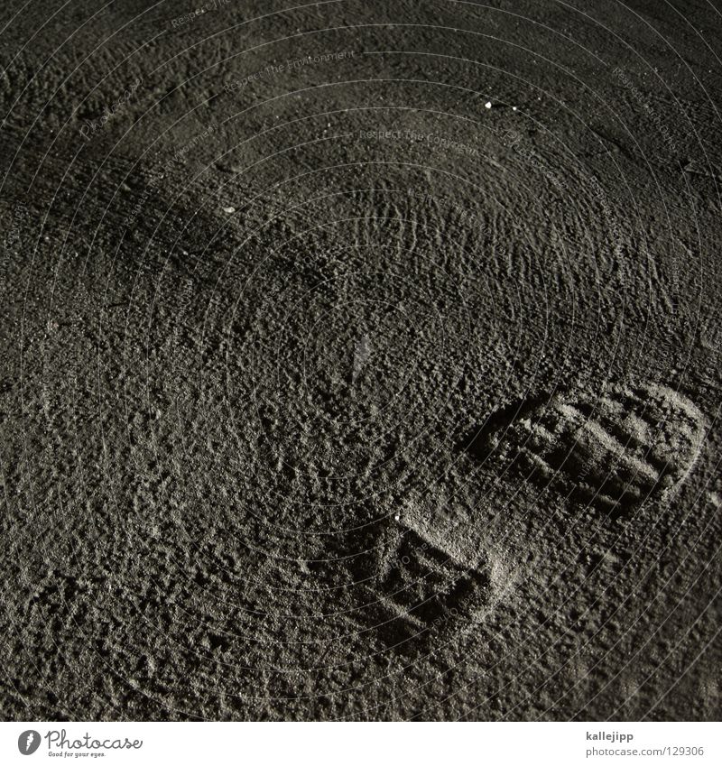 man on the moon Mondlandung Astronaut 1969 NASA Fälschung Verschwörung Theorie Oberfläche Mondlandschaft Fußspur Spuren gehen Beton grau DNA Fingerabdruck