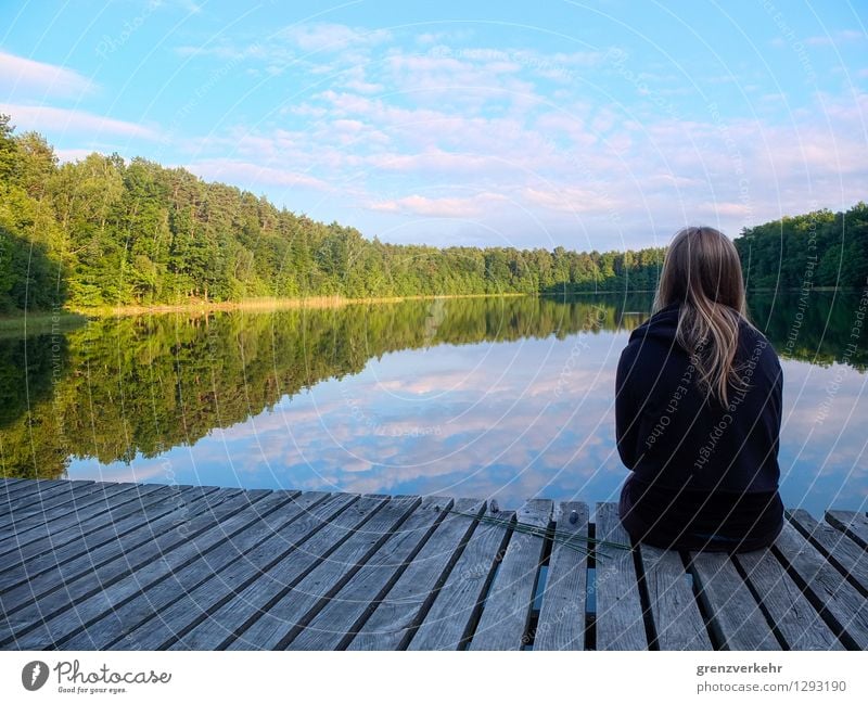 Seesucht Ausflug Mensch Junge Frau Jugendliche 1 18-30 Jahre Erwachsene Wasser Seeufer Seenplatte Steg Holz türkis Erholung ruhig Traurigkeit Polen Glätte