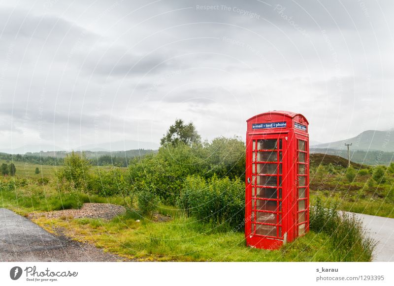 Einsame Telefonzelle in den schottischen Highlands Ferien & Urlaub & Reisen Tourismus Telekommunikation Natur Landschaft Pflanze schlechtes Wetter Wiese Feld