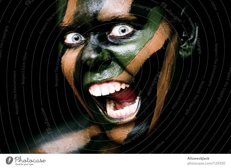 Camouflage Girl (5) - Attacke! Tarnung Tarnfarbe braun schwarz grün Armee dunkel Bad Frau Porträt Kraft Stil fremd Fremder angriffslustig gefährlich Maske