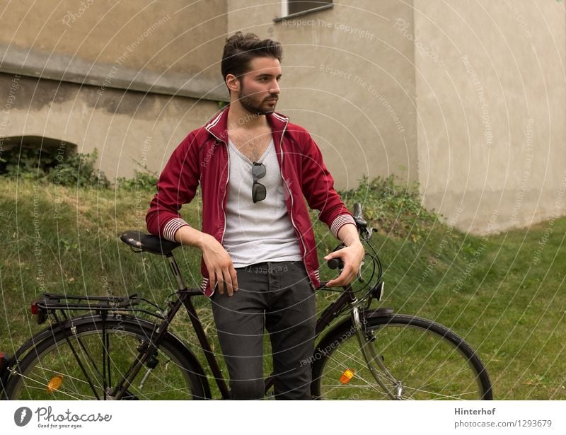 Junger Mann mit dem Fahrrad - Fahrradpause Lifestyle Stil sportlich Leben Fahrradfahren Mensch maskulin Jugendliche 1 18-30 Jahre Erwachsene Umwelt Klimawandel
