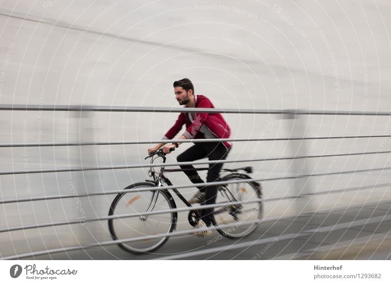 Fahrradfahren - junger Mann beim Fahrradfahren Stil Freude Fahrradtour Sport Mensch maskulin Leben 1 18-30 Jahre Jugendliche Erwachsene Stadt Architektur