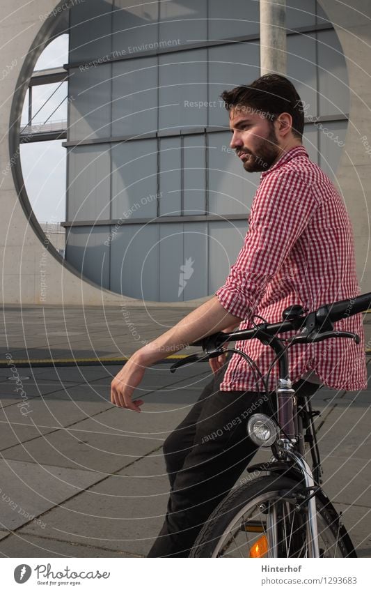 Junger Mann mit dem Fahrrad in der Stadt Lifestyle Stil sportlich Abenteuer Mensch maskulin Jugendliche 1 18-30 Jahre Erwachsene Umwelt Klimawandel Hauptstadt