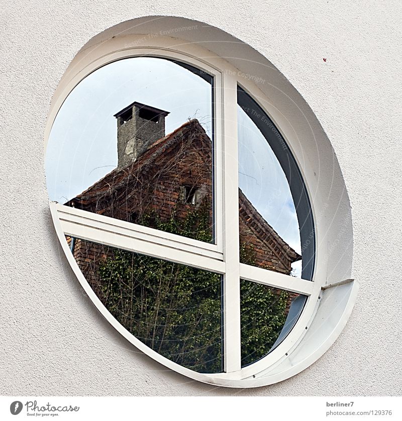 Das Eckige muss ins Runde rund eckig Fenster Rundfenster Reflexion & Spiegelung Haus Hausmauer weiß Efeu Fassade Detailaufnahme Glas Schornstein