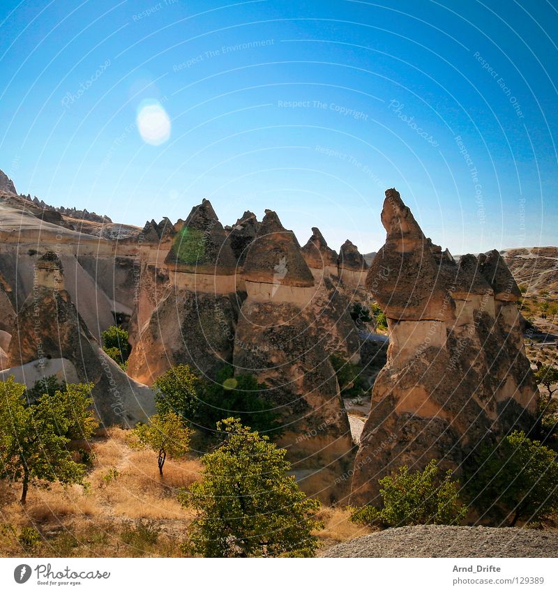 Kappadokien Cappadocia Türkei Anatolien skurril Gesteinsformationen Unbewohnt leer Außenaufnahme Himmel Tourismus Tourist Kunst Erosion Höhle Tuffstein
