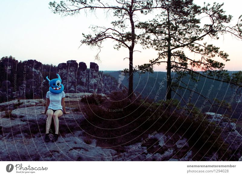 Short Break Kunst Kunstwerk ästhetisch Außerirdischer Monster außerirdisch Fremder sitzen Jugendliche Maske Kostüm Glücksbringer Elbsandsteingebirge