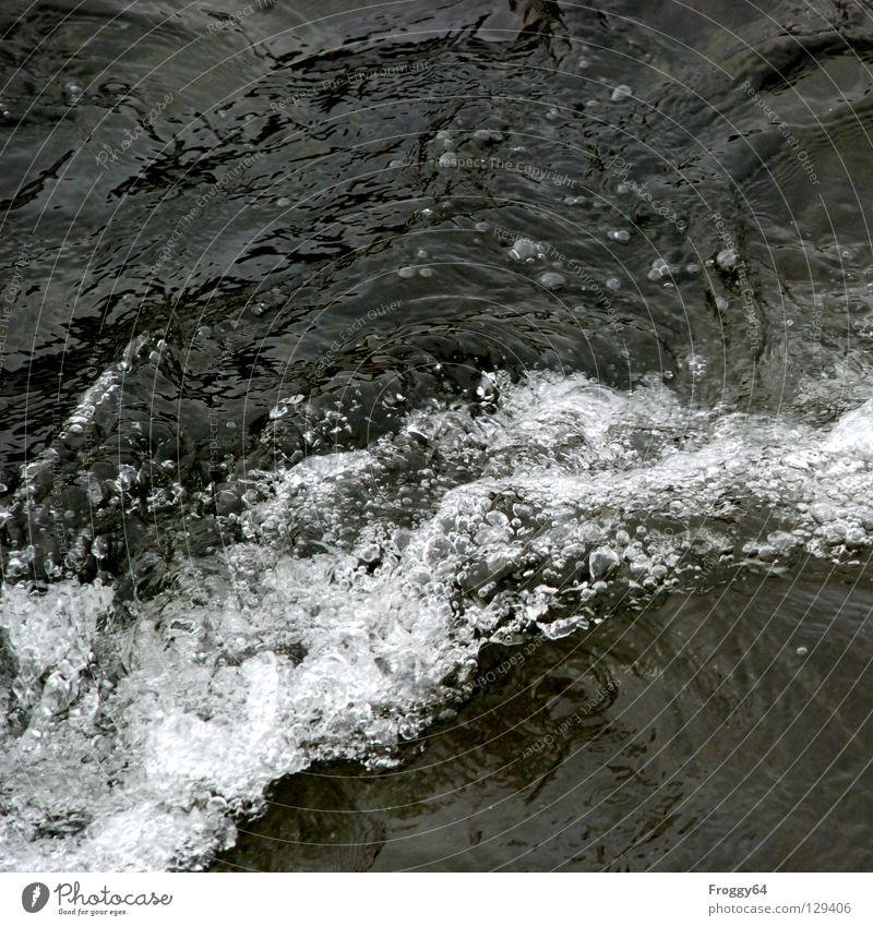 Wildwasser nass Wellen Luftblase spritzen Schaum kalt Bach Wildbach Wasserwirbel Fluss Mineralwasser Berge u. Gebirge Wasserfall