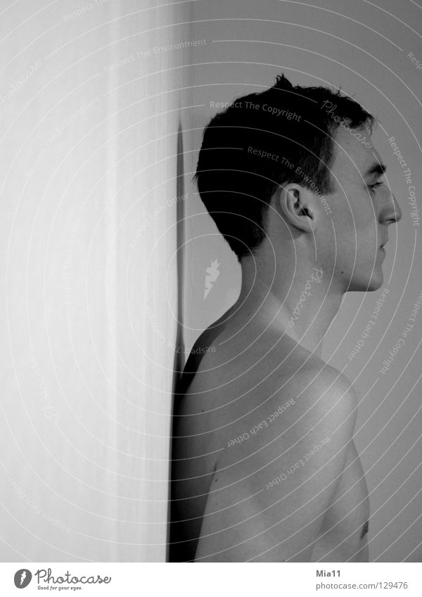 An die Wand gestellt Mann Silhouette nackt Wegsehen Denken kalt Schwarzweißfoto Mensch Profil Muskulatur