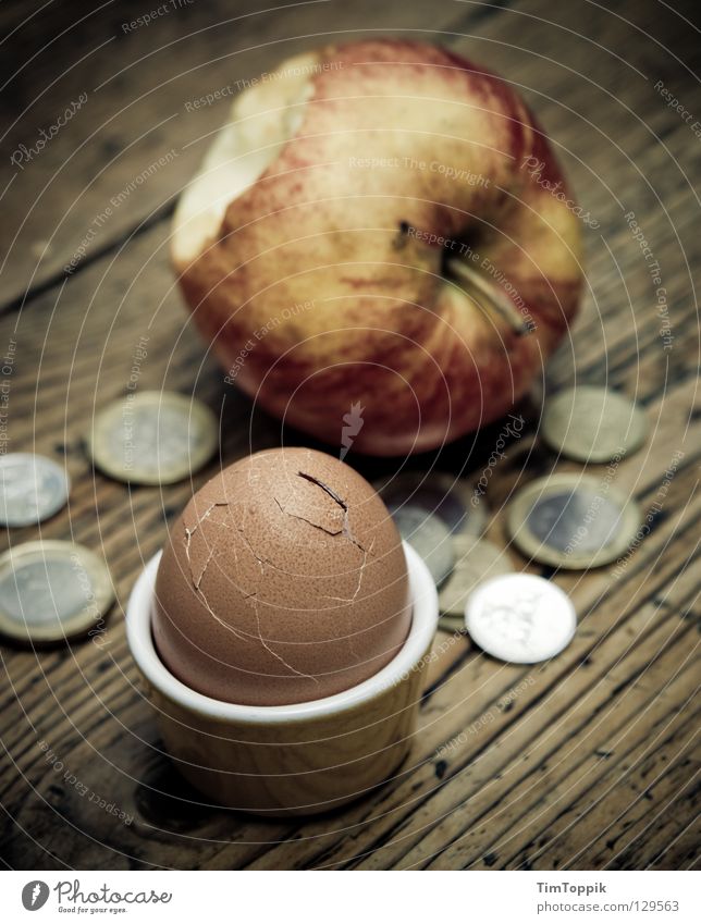 Für'n Appel und'n Ei! Eierbecher Eierschale Geld Geldmünzen bezahlen Armut Billig Apfelschale Tisch Holz Tischplatte Frühstück Ernährung Riss Euro beißen