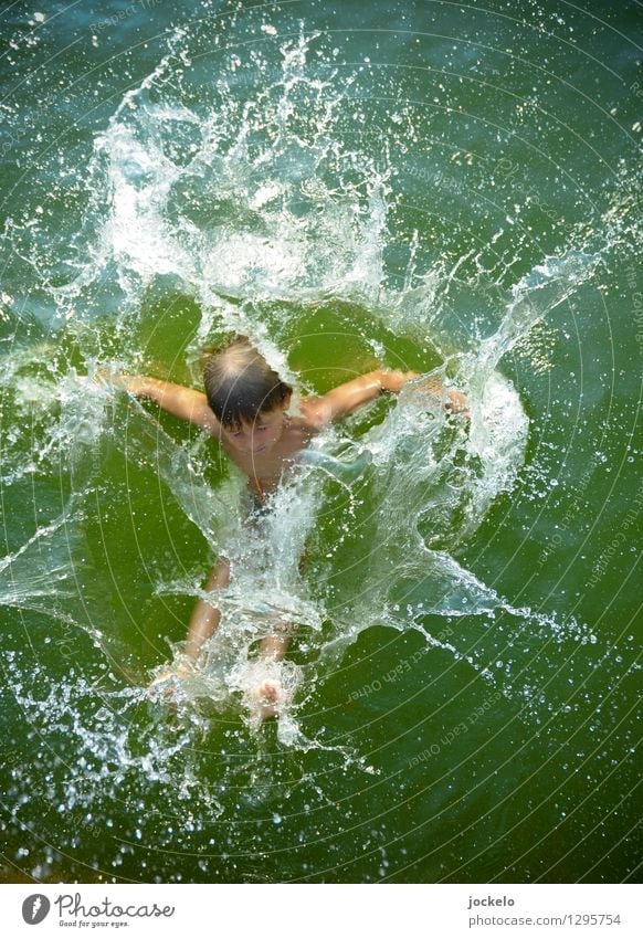 Splash maskulin Kind Junge 1 Mensch Wasser Schönes Wetter Teich See Schwimmen & Baden tauchen authentisch Flüssigkeit frech Glück lustig Geschwindigkeit grün