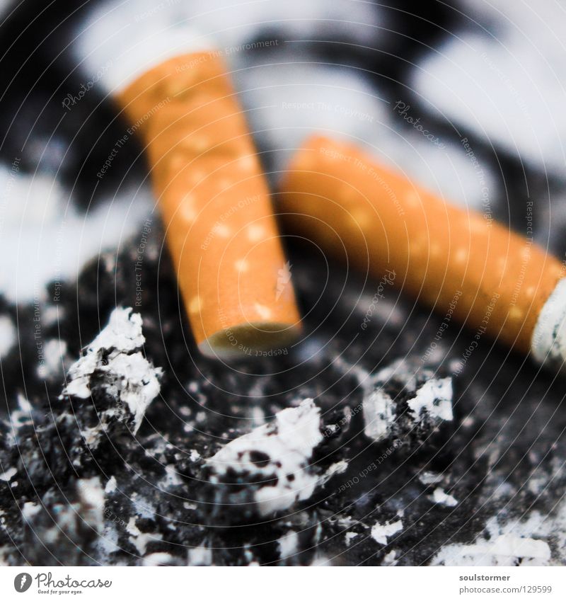 Raucherpause Zigarette Aschenbecher Rauchen verboten Rauchpause Pause Frühstückspause Quadrat Unschärfe gefährlich Ernährung Stummel Zigarettenstummen