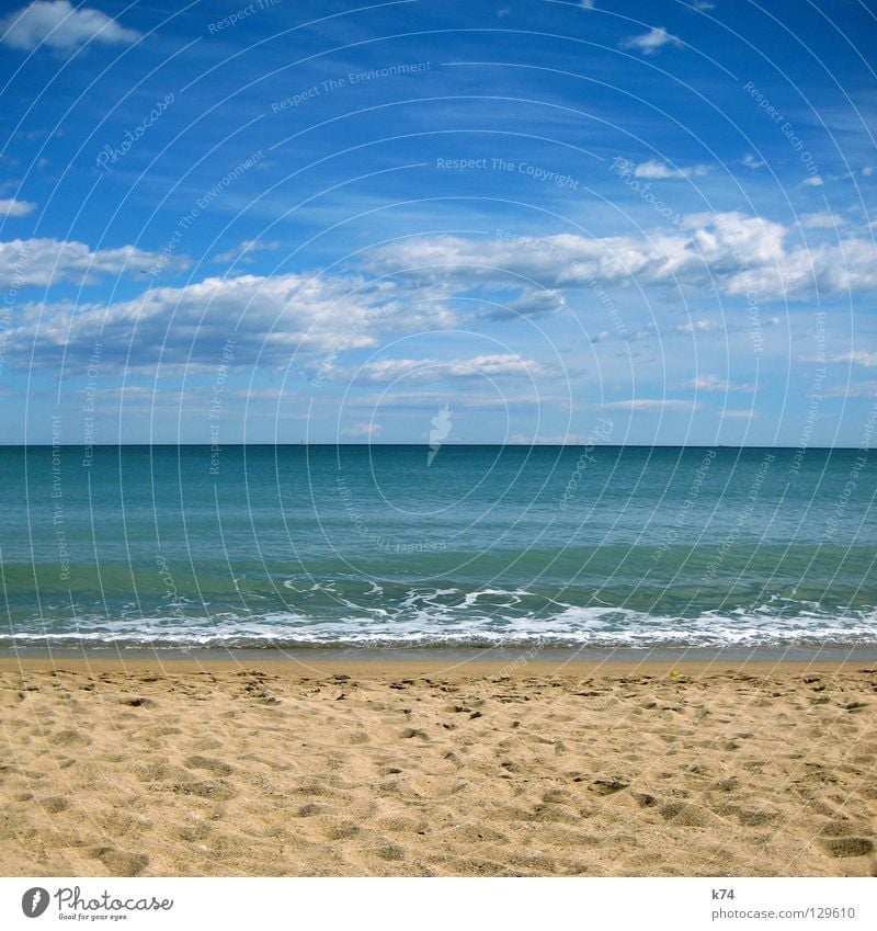 PARALLEL HORIZONTAL Meer Küste Strand Wolken Brandung Horizont Geometrie grün beige Fußspur See Wasser Erde Sand Himmel blau Spuren