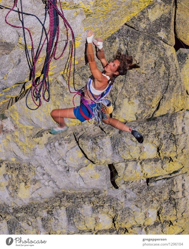 Weiblicher Bergsteiger, der den Rand greift. Abenteuer Klettern Bergsteigen Erfolg Seil Junge Frau Jugendliche 1 Mensch 18-30 Jahre Erwachsene Gipfel