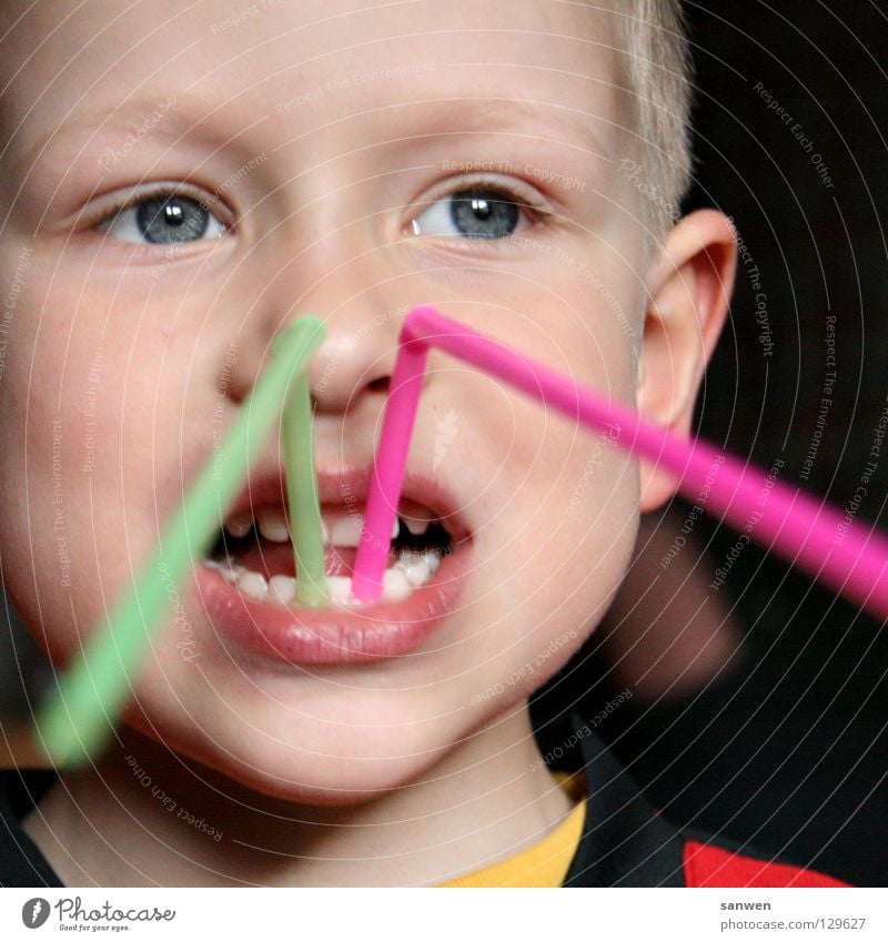 zahnverlängerung - die zweite Milchzähne rot Zahnfleisch Lippen Wange Unterkiefer Oberlippe Unterlippe Kinderaugen Augenbraue Unsinn Gute Laune Zahnarzt