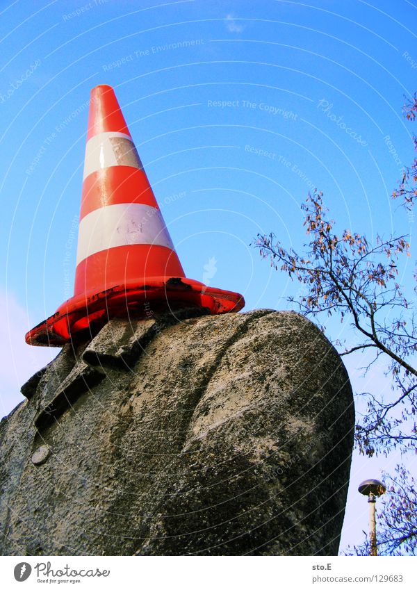 den hut auf haben Hut kennzeichnen rot weiß rot-weiß dreckig Muster Mann kopflos Baum Verlauf Jacke Kragen Knöpfe Anzug Stein Beton Statue Verfall Zerstörung