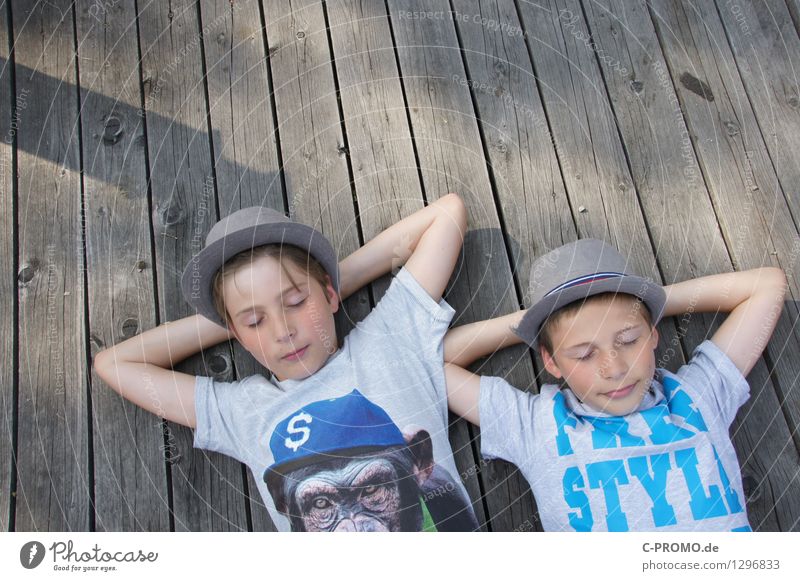 Jungs chillen auf Holzsteg maskulin Kind Junge Bruder Familie & Verwandtschaft Freundschaft Kindheit Arme 2 Mensch 3-8 Jahre 8-13 Jahre T-Shirt Hut Denken