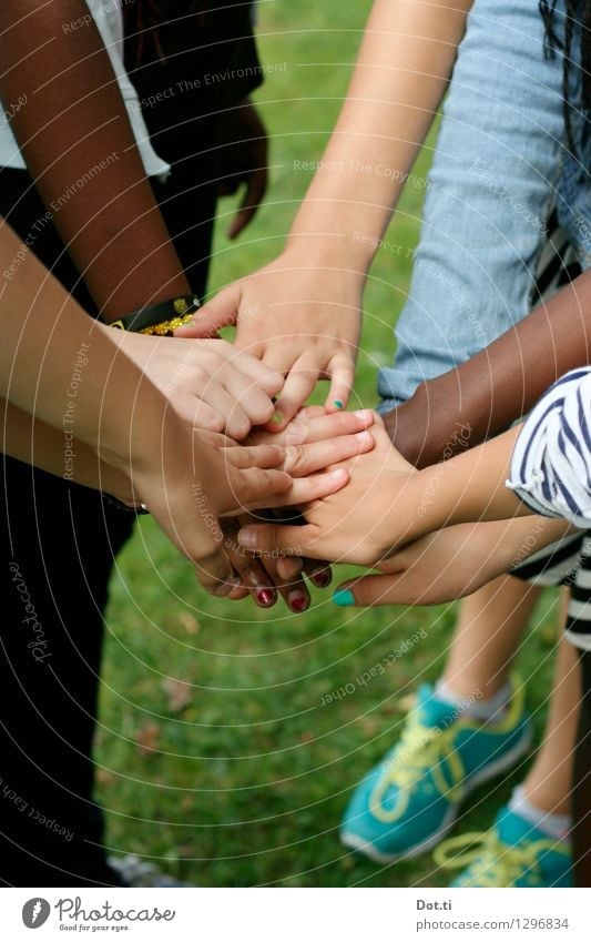 BF4EVER Freundschaft Kindheit Arme Hand Finger Kindergruppe berühren Spielen Zusammensein Freude Sympathie Menschlichkeit Fairness Kommunizieren Kontakt