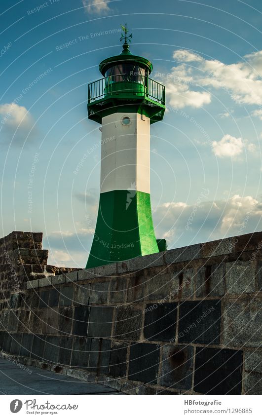 Leuchtturm Sassnitz Rügen Verkehr Schifffahrt Hafen Jachthafen grau entdecken Ferien & Urlaub & Reisen Rettung Sicherheit Mole Farbfoto Außenaufnahme