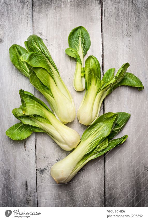 Frische Pak Choi oder auch Senfkohl genannt. Lebensmittel Gemüse Salat Salatbeilage Ernährung Mittagessen Abendessen Bioprodukte Vegetarische Ernährung Diät