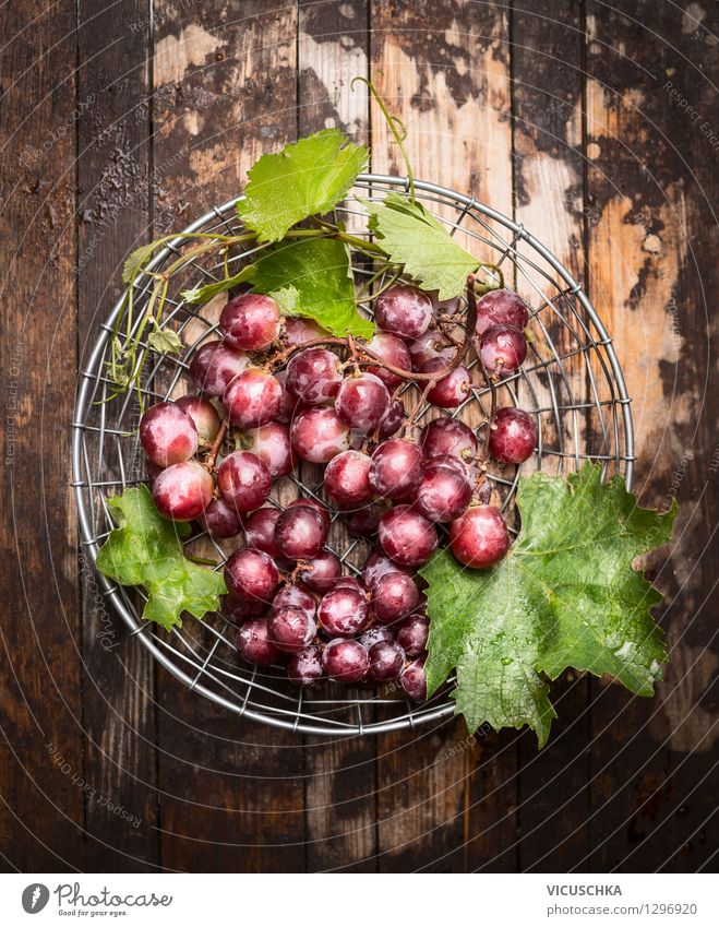 Rose Weintrauben mit grünen Blättern Lebensmittel Frucht Ernährung Bioprodukte Vegetarische Ernährung Saft Stil Design Gesunde Ernährung Tisch Natur