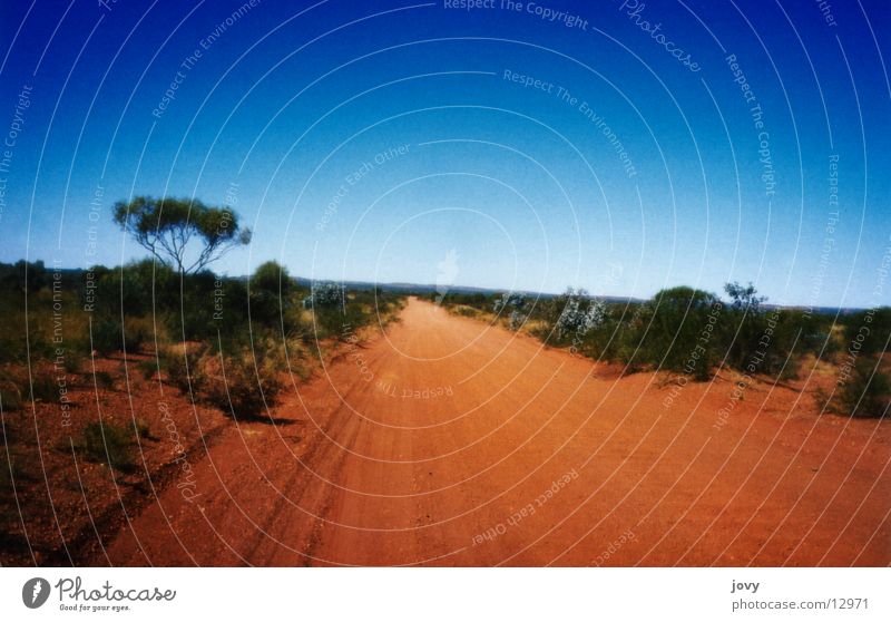 strasse ins nichts Outback Australien unwegsam Horizont Verkehr Straße Sand blau Wüste Skipiste Linie Flucht