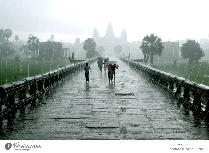 durch den monsun Angkor Wat Kambodscha Tempel heilig Ruine Urwald Khmer Wolken schlechtes Wetter Monsun entladen Regen flüchten nass Wahrzeichen Denkmal Asien
