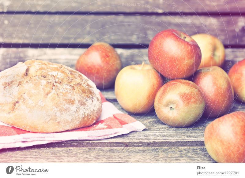 Picknick Lebensmittel Frucht Apfel Teigwaren Backwaren Bioprodukte Vegetarische Ernährung Idylle Natur Herbst herbstlich altehrwürdig lecker frisch Holz Brot