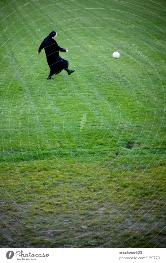 Wir sind Weltmeisterpapst! Gras Spielen Frühling Nonne Begeisterung Seite Freude Sport obskur Fußball Ball Ordensschwester Schuss