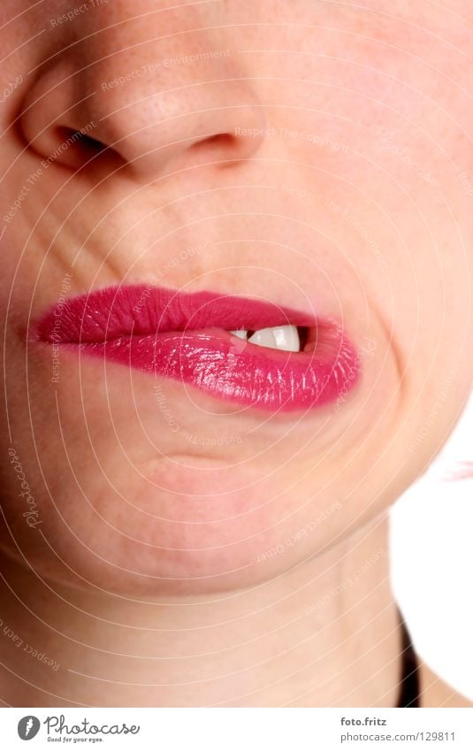Frau verzieht Mund | woman twists mouth anstrengen Ärger geschlossen Grimasse Ernährung Lippen Lippenstift Gesichtsausdruck rot verbissen Wange Wut Express Dame