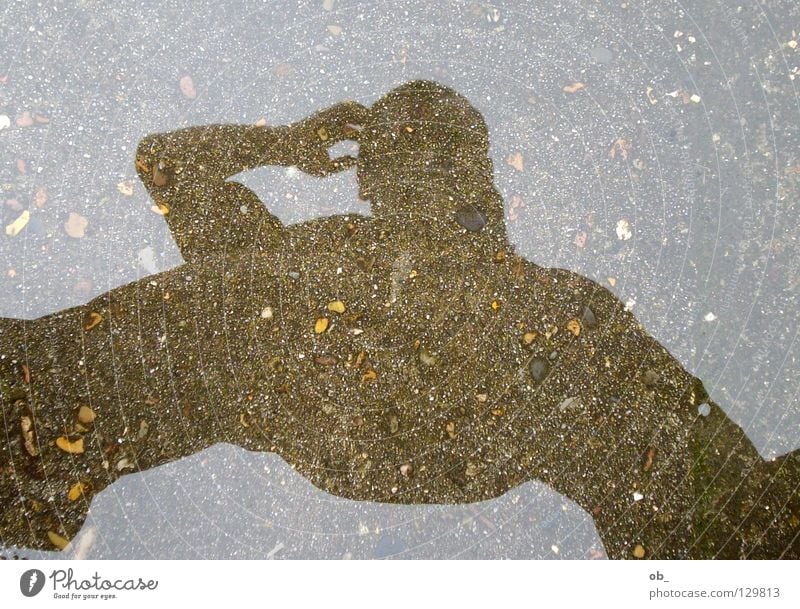 bodenkieker Pfütze Reflexion & Spiegelung Mann Silhouette Bodenbelag Steinplatten Untergrund unten Wasser Schatten Mensch oben