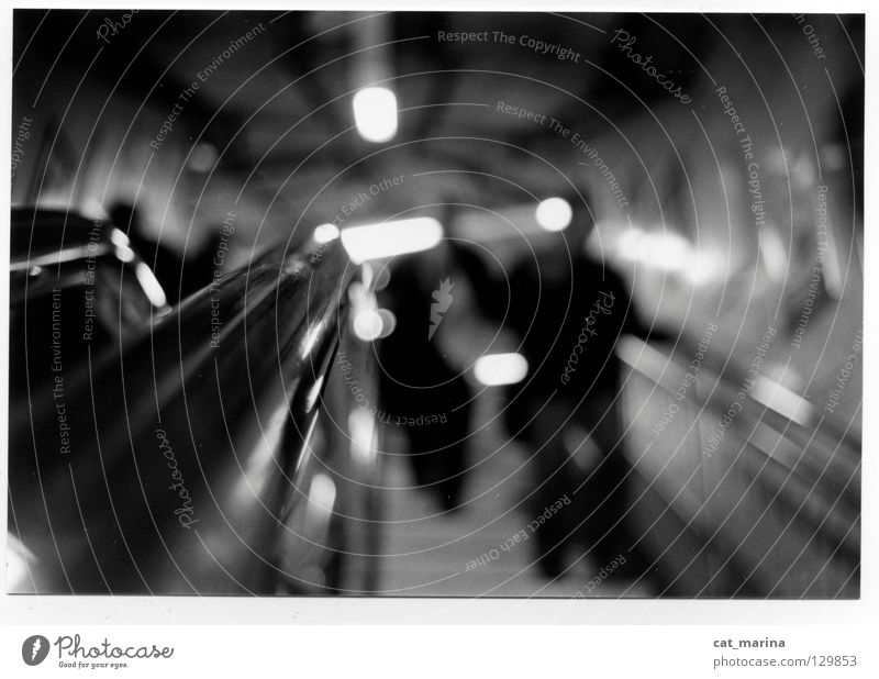 London - Tube U-Bahn Rolltreppe Tiefenschärfe unpersönlich dunkel Schwarzweißfoto Mensch einsam Stadt