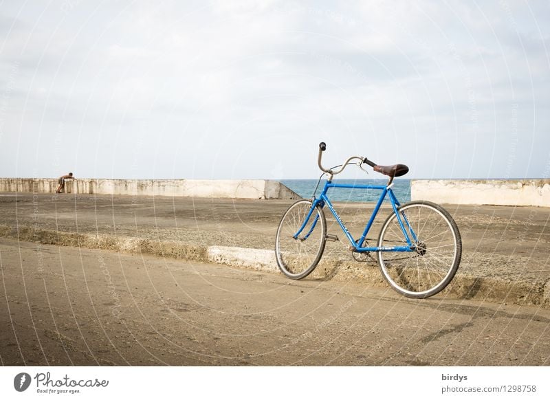 Am malecon von Baracoa / Kuba. Ein Kind schaut sehnsüchtig hinaus aufs Meer. Im Vordergrund sein Fahrrad 1 Mensch 8-13 Jahre Kindheit Küste Horizont Kubaner