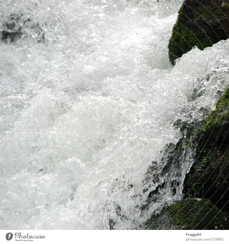 Wildwasserfall spritzen Luft Luftblase weiß schwarz Wildbach Bach Fluss Wasser Felsen Stein Wassertropfen Berge u. Gebirge