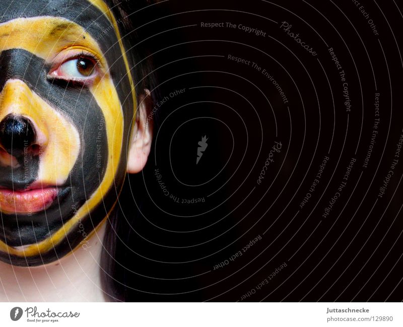 Gemischte Gefühle schwarz gelb Schminke geschminkt Spirale Seitenblick Porträt Gesicht gestreift Streifen Schminken Jugendliche Farbe Maske Kopf Blick