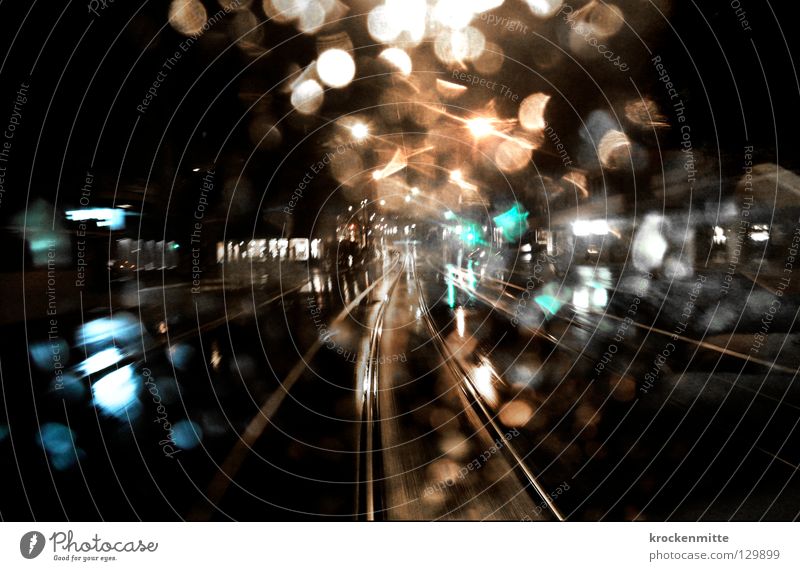 Im letzten Tram Straßenbahn Verkehr Gleise Wassertropfen Nacht Schweiz Stadt Nachtleben Ausgang spät dunkel Regen nass Öffentlicher Personennahverkehr ÖV