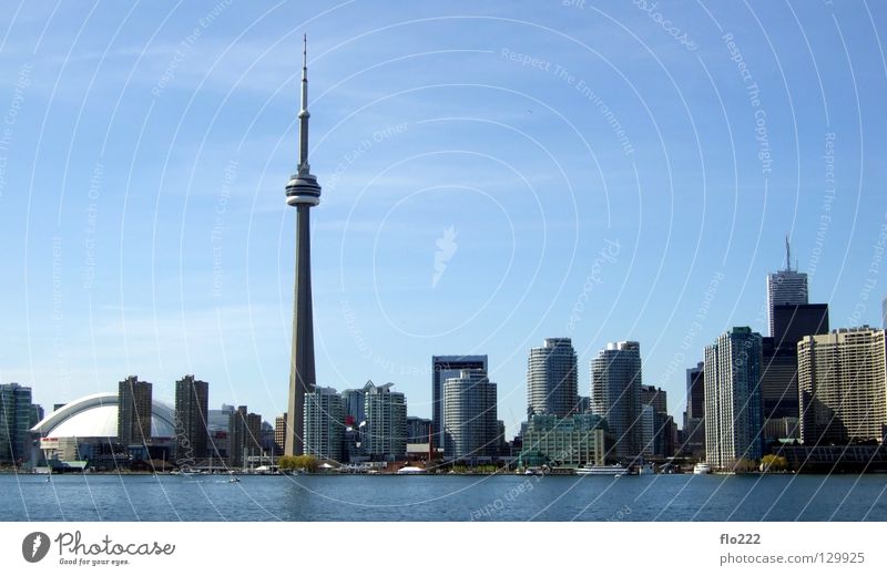 Toronto Stadt Hochhaus Haus Ontario CN Tower Strand Mitte Beton Millionen Nordamerika Superlativ Wahrzeichen Denkmal Macht Turm Hochaus blau Himmel Skyline