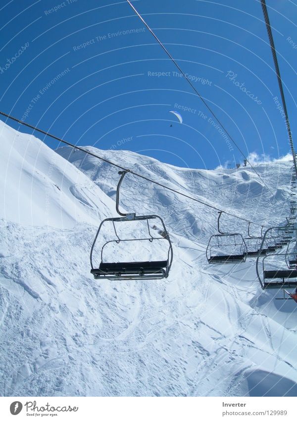 Hoch da oben... Sesselbahn weiß Frankreich schön kalt Winter Schnee Skipiste Himmel laPlagne leer Menschenleer Schneebedeckte Gipfel Schneedecke Skigebiet