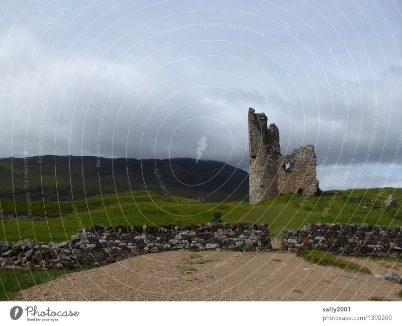 Heimkommen | Familienwohnsitz... Wolken schlechtes Wetter Wiese Hügel Berge u. Gebirge Schottland Menschenleer Burg oder Schloss Ruine Turm Mauer Wand Fassade