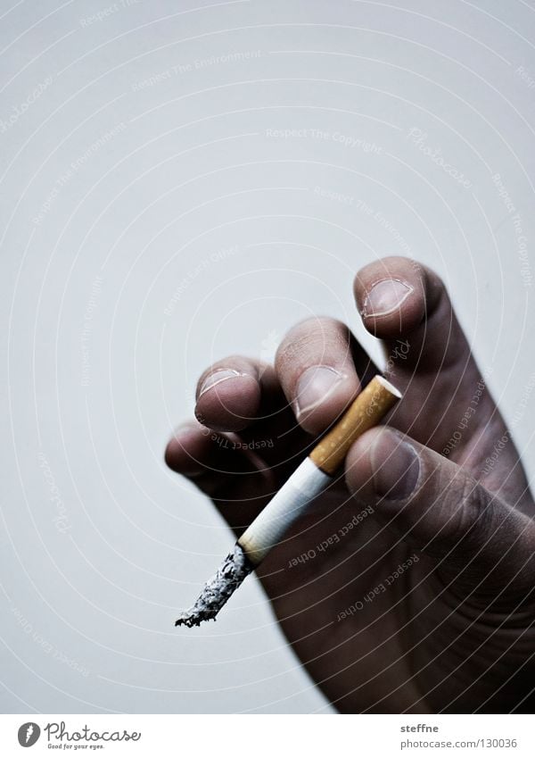 verqualmt Rauch ungesund schädlich Lunge Rauchen Zigarette Hand Gastronomie Rauchen verboten Aschenbecher Finger Mensch Geruch Brandasche smoke cigarette