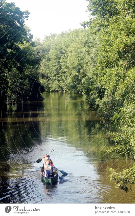 Auf, auf! Freizeit & Hobby Ausflug Abenteuer Freiheit Sport Wassersport Kanu Natur Sommer Schönes Wetter Baum Flussufer Bewegung entdecken Kommunizieren