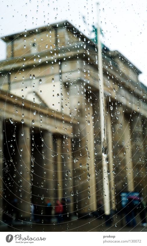 Sightseeing - I Brandenburger Tor Attraktion Wahrzeichen schlechtes Wetter Regen fahren Nieselregen feucht kalt nass Berlin Himmel schön Hauptstadt