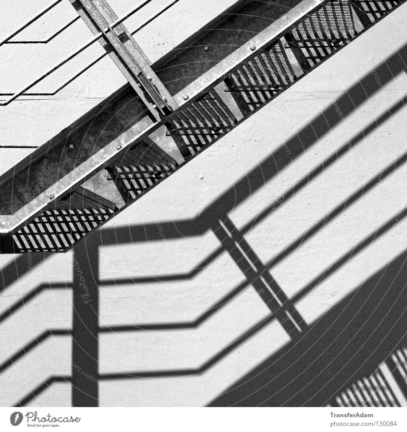 Schattenspiele Quadrat Architektur Treppe Schwarzweißfoto aufwärts Black&White