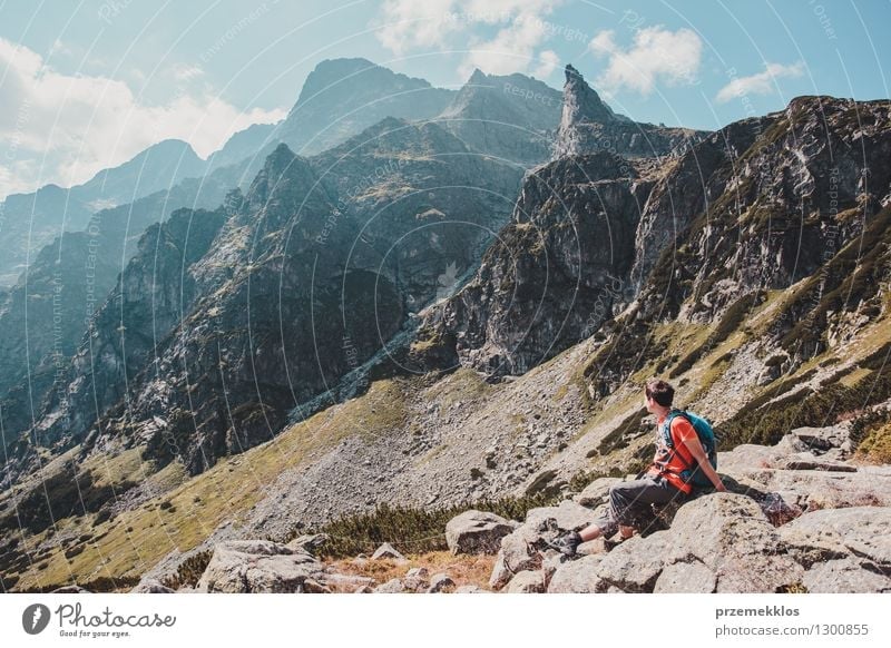 Junge, der auf einem Felsen in den Tatra-Bergen stillsteht Lifestyle Ferien & Urlaub & Reisen Ausflug Abenteuer Freiheit Sommer Berge u. Gebirge wandern