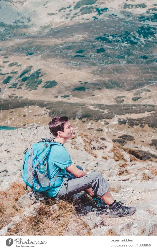 Junge, der auf einem Gebirgspfad stillsteht Lifestyle Ferien & Urlaub & Reisen Ausflug Abenteuer Freiheit Sommer Sommerurlaub Berge u. Gebirge wandern 1 Mensch