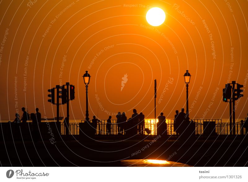 In der Dämmerung VI Mensch Menschengruppe Wasser Sonne Sonnenaufgang Sonnenuntergang Sonnenlicht maritim Brücke Brückengeländer Straßenbeleuchtung