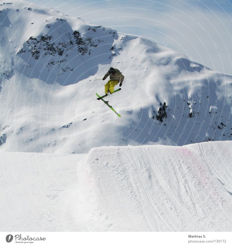 Wer hoch fliegt, kann tief fallen Skier Salto treten 720 springen Österreich Rückwärtssalto Wolken Österreicher Skifahrer Stil Außenaufnahme Wintersport
