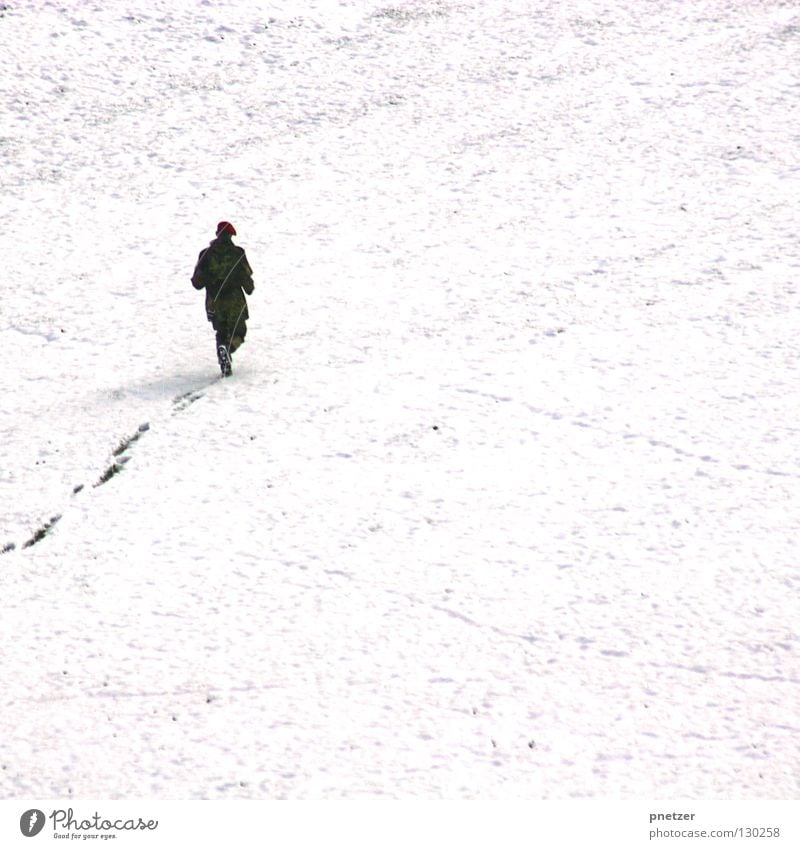 Tschnee kalt Winter Spuren Mann Uniform gehen weiß gefroren marschieren Fußspur Vogelperspektive Schnee Eis Mensch rennen Wege & Pfade Ferne oben hoch abwärts